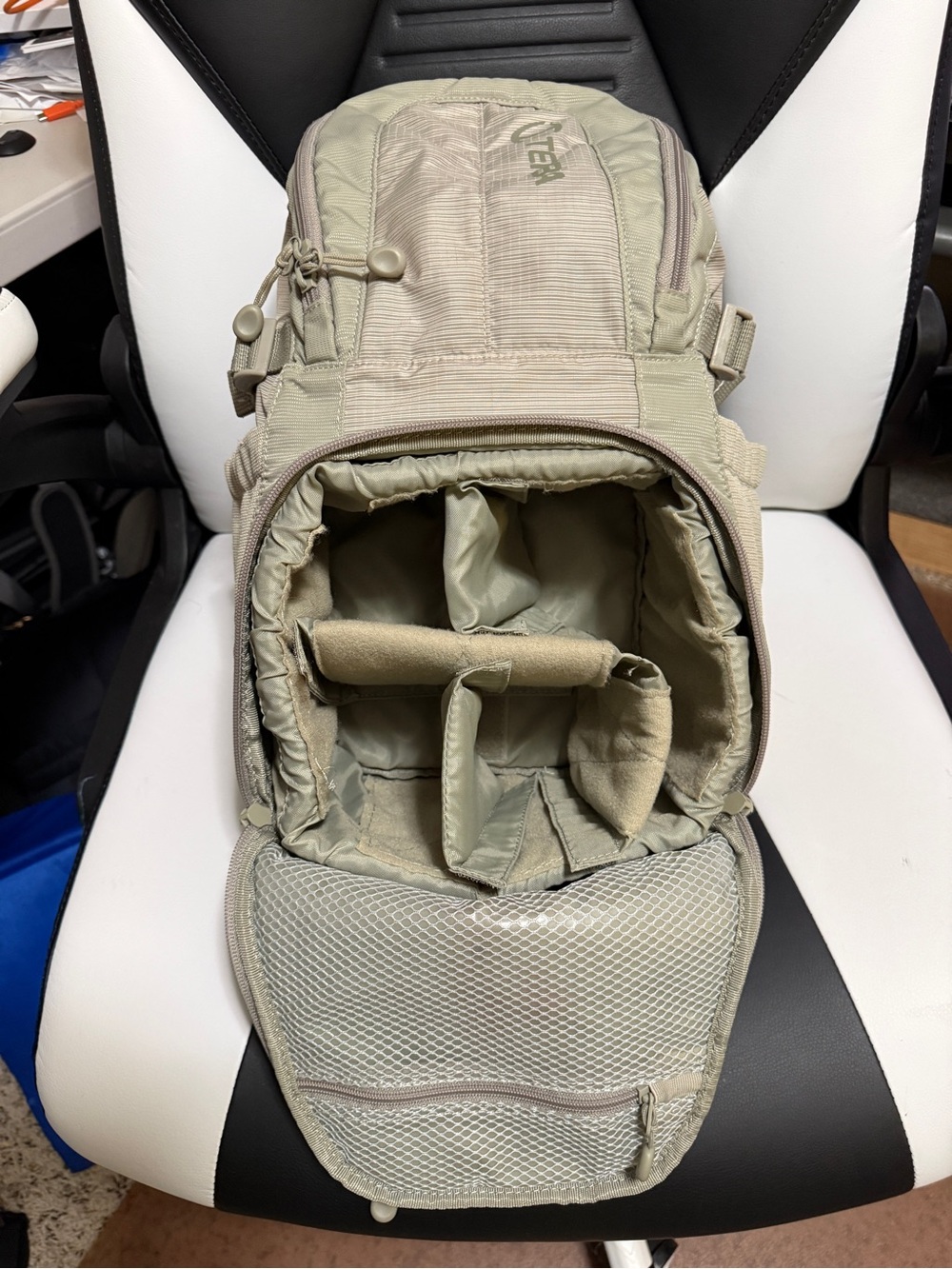 Women's Tenba Discovery Photo Daypack in Light Sage - Picture 5 of 14